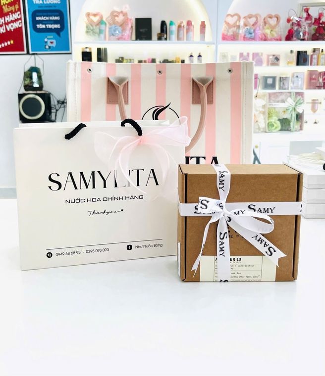 Túi quà thương hiệu Samylita trên kệ showroom