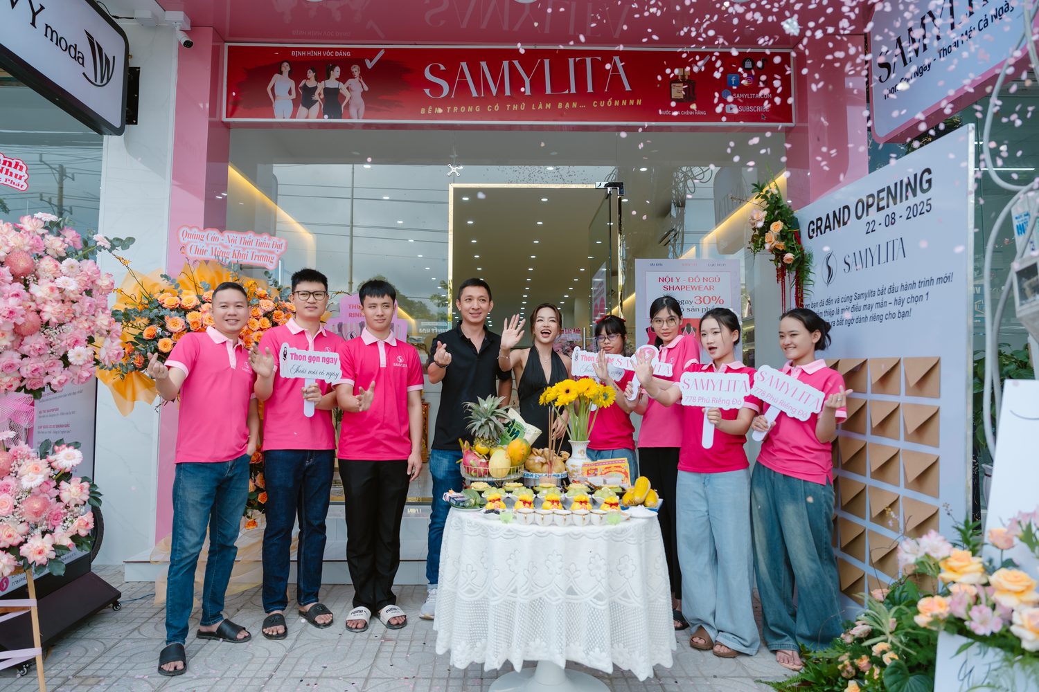 Đội ngũ Samylita ngày khai trương cửa hàng tại 778 Phú Riềng Đỏ, Đồng Xoài