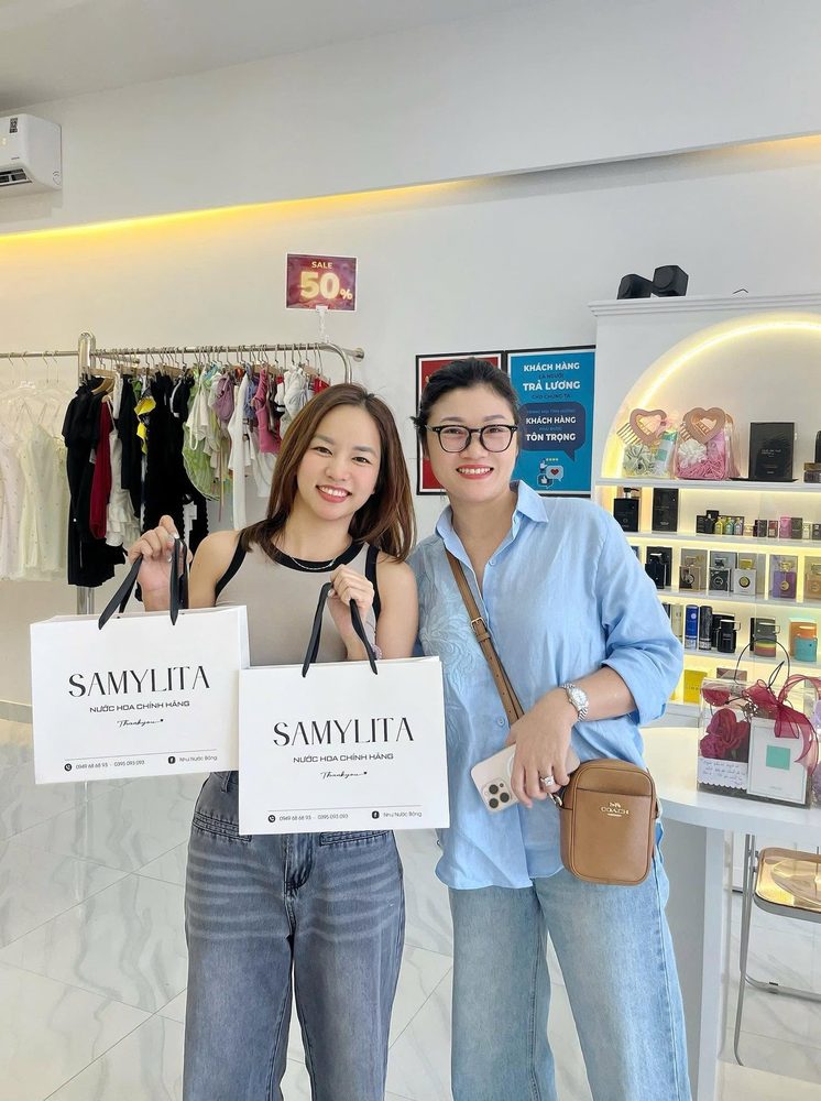 Showroom Samylita tại Đồng Xoài với kệ nước hoa chính hãng và khách hàng