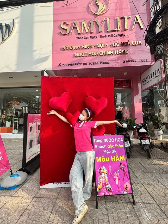 Chủ shop Như Samy trước cửa hàng Samylita